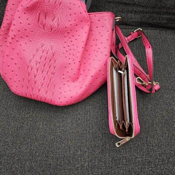 Two piece shoulder bucket bag includes wallet. Faux ostrich leather.  Smoke free - Picture 2 of 6